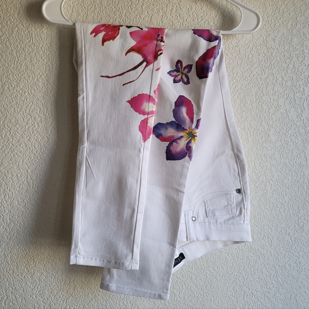 VENUS NWOT size 4 Pants Pink & Purple Watercolor Flowers Floral White Skinny Leg